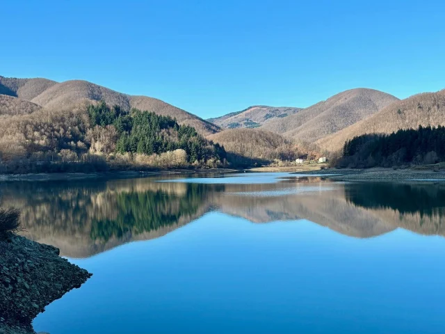 Relax, natura e bellissimi panorami! Il Lago di Brasimone è una vera perla dell’Appennino, perfetta per una passeggiata rigenerante o un picnic in riva all’acqua.
E dopo una giornata immersi nella bellezza, cosa c’è di meglio che rilassarsi nel nostro appartamento turistico? Ti aspettiamo per un soggiorno all’insegna del comfort e della tranquillità!
📍 #LagoBrasimone #Natura #Relax #SimonaTouristHome #castiglionedeipepolibologna
